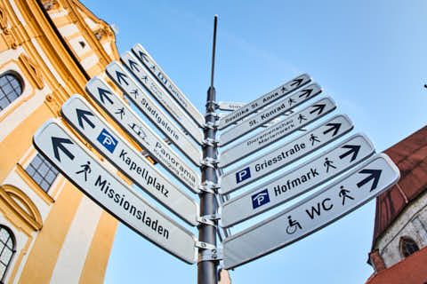 Gemeinde Altötting Landkreis Altötting Kapellplatz Wegweiser (Dirschl Johann) Deutschland AÖ
